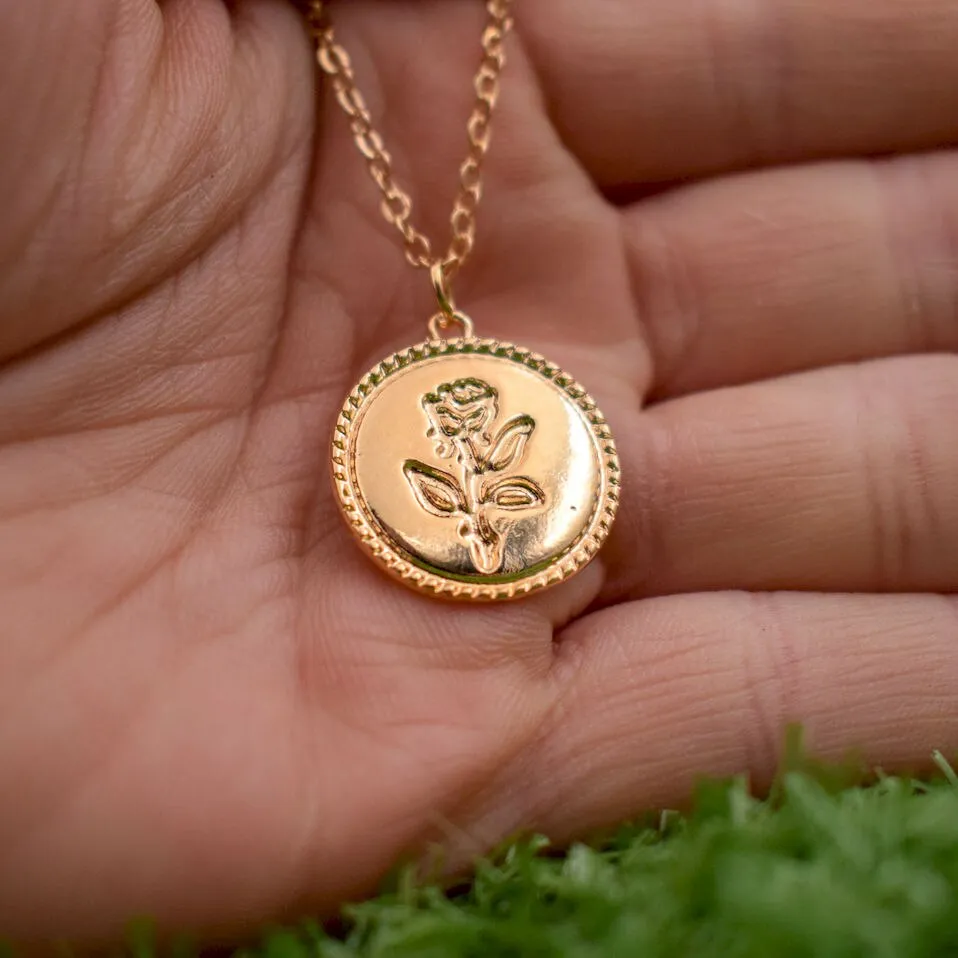 Carved Coin Rose Pendant Simple Vintage  Necklace Alloy Round Flower