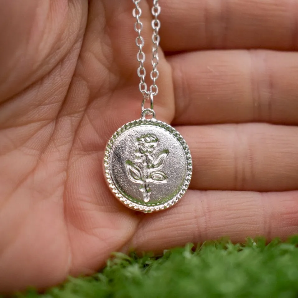 Carved Coin Rose Pendant Simple Vintage  Necklace Alloy Round Flower