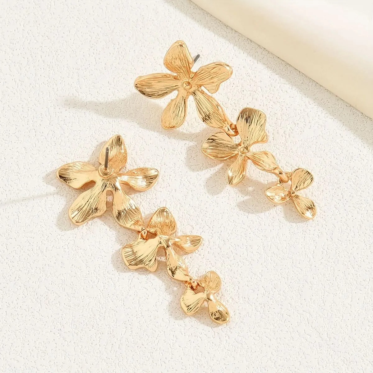 Elegant Golden Flower Dangle Earrings – Exquisite Design