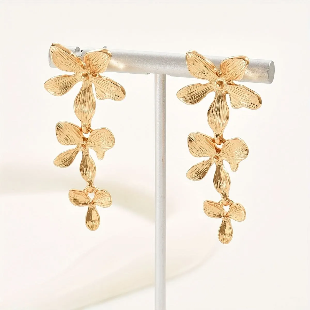 Elegant Golden Flower Dangle Earrings – Exquisite Design