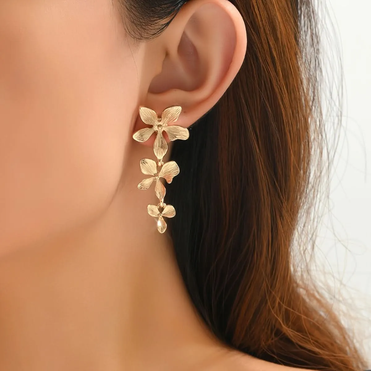 Elegant Golden Flower Dangle Earrings – Exquisite Design