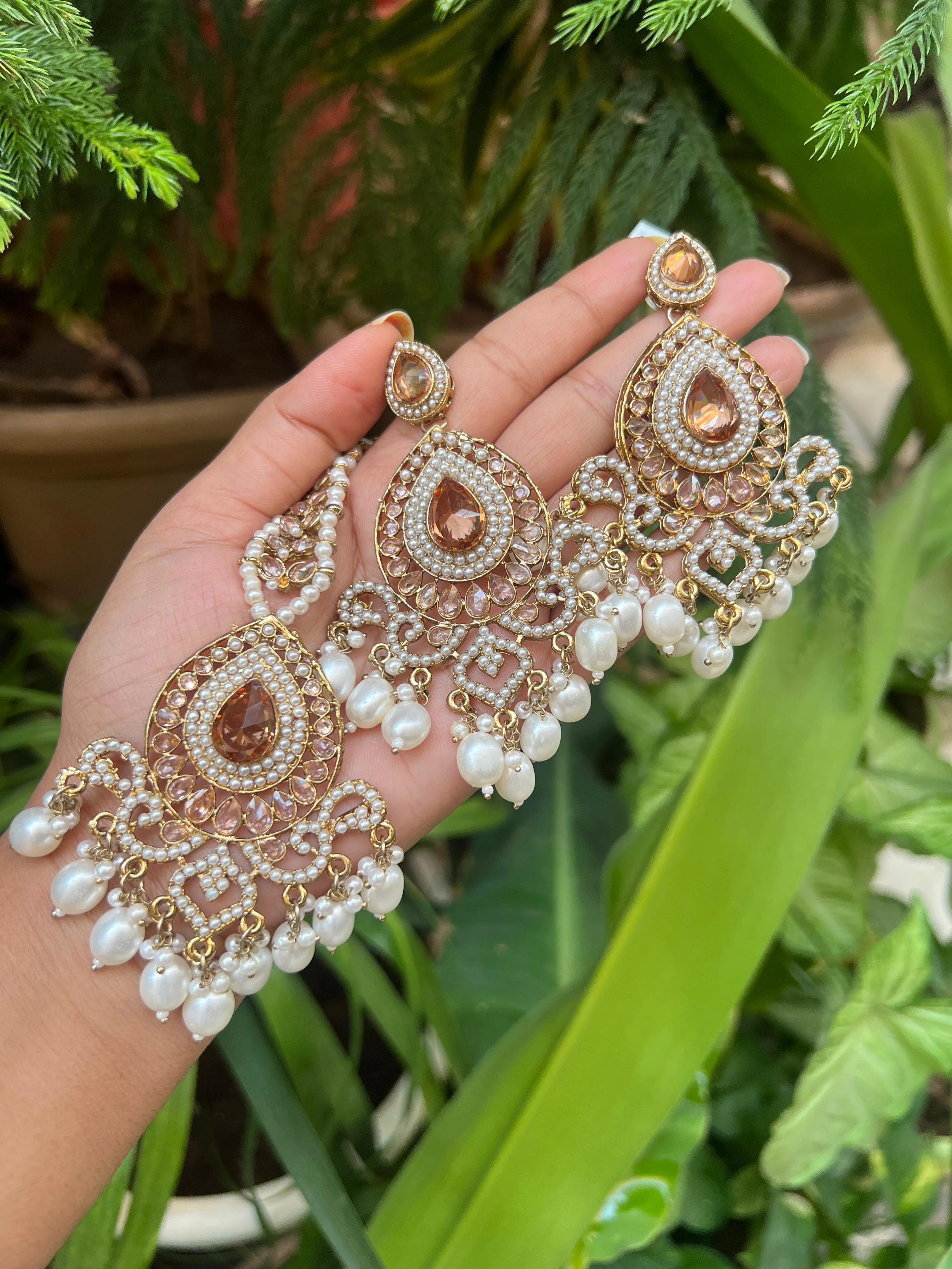 Exquisite Kundan Earrings with Mang Tikka for a Classic Indian Look