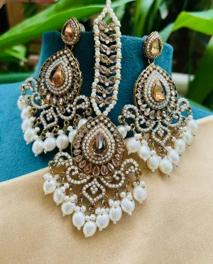Exquisite Kundan Earrings with Mang Tikka for a Classic Indian Look