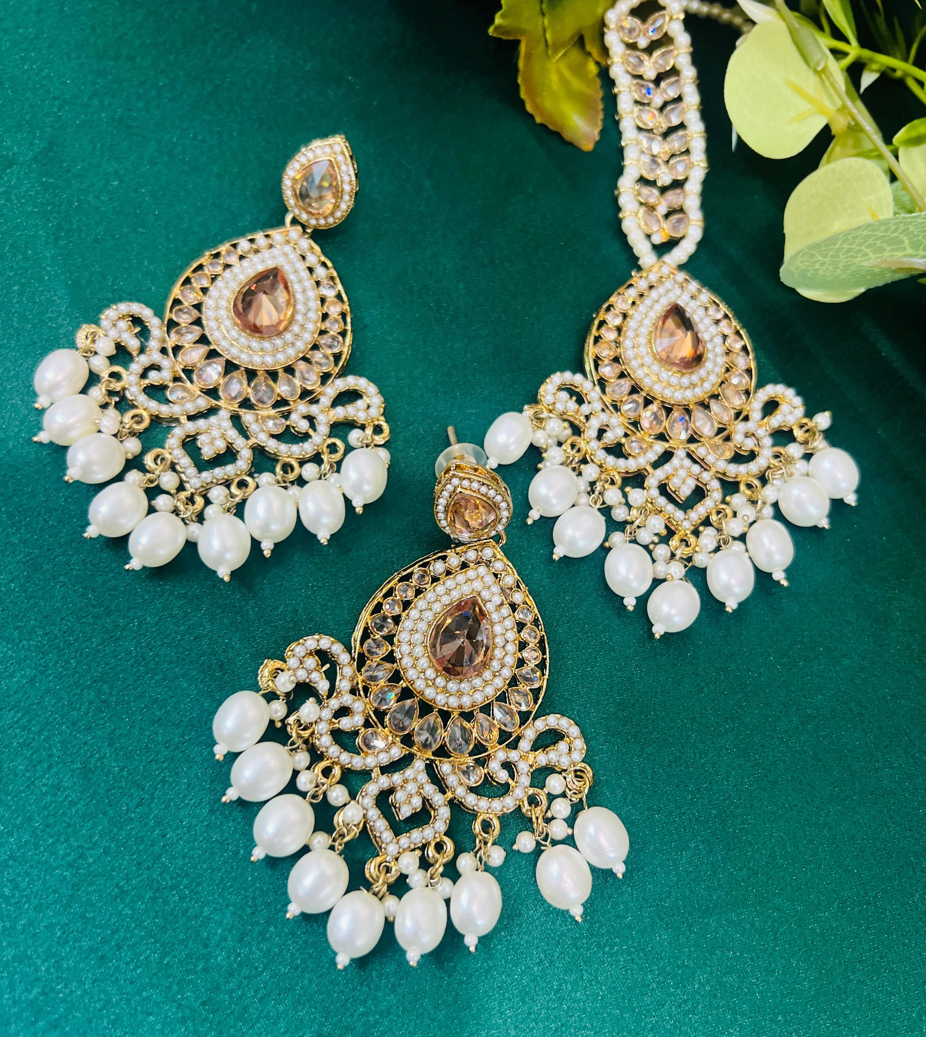 Exquisite Kundan Earrings with Mang Tikka for a Classic Indian Look