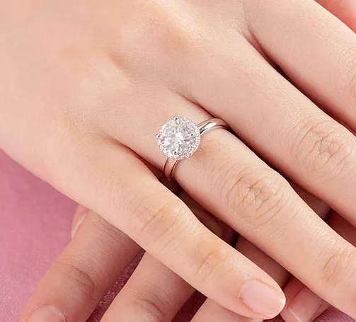 Fashionable Halo Diamond Ring