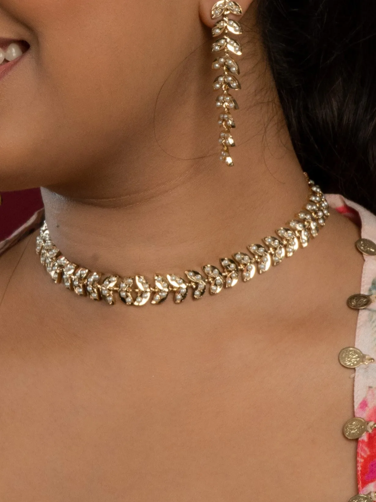 Mesmerizing White Jadau Choker Necklace Set (Necklace & Earrings Set)