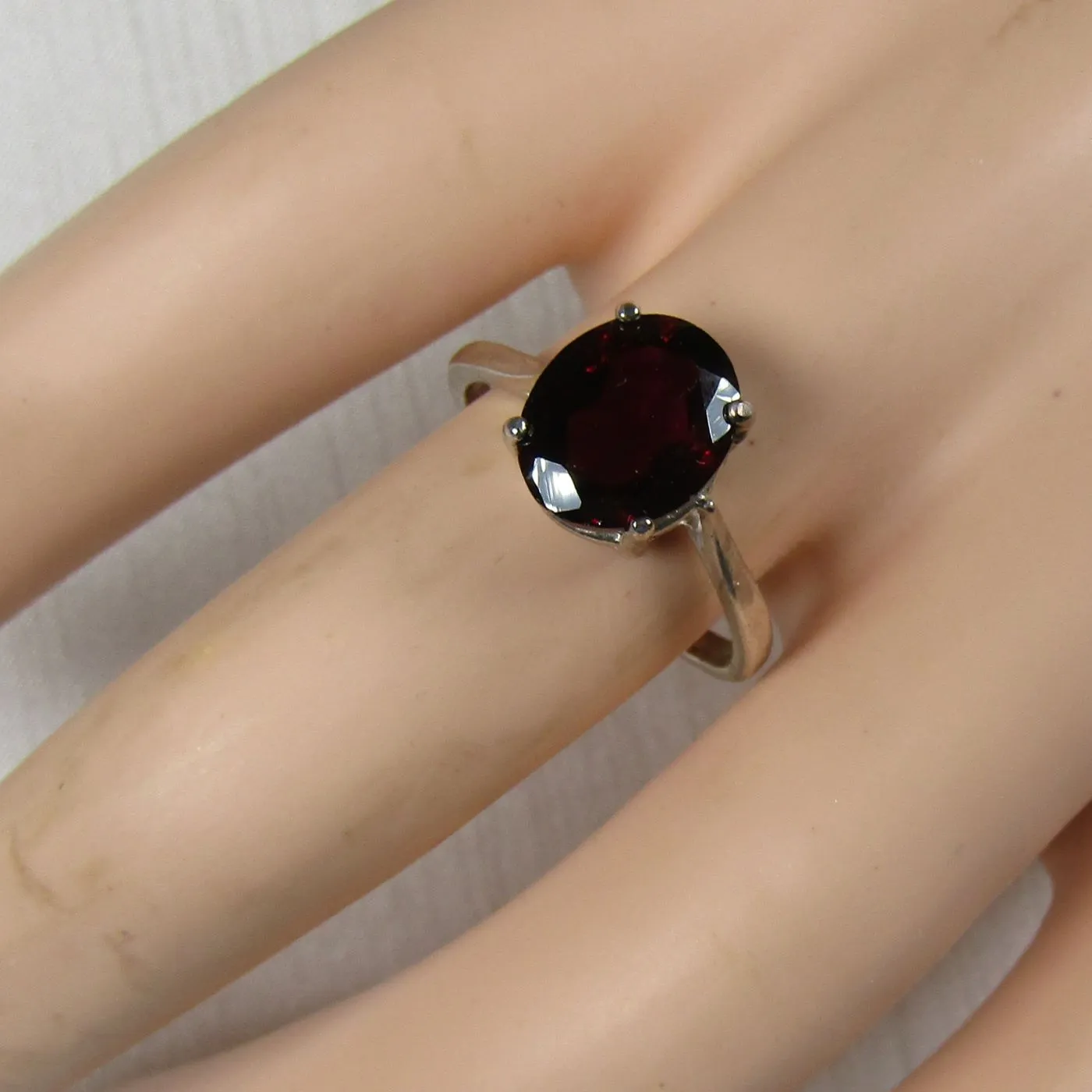 Oval Garnet Gemstone Fashion Sterling Silver Ring Size 8