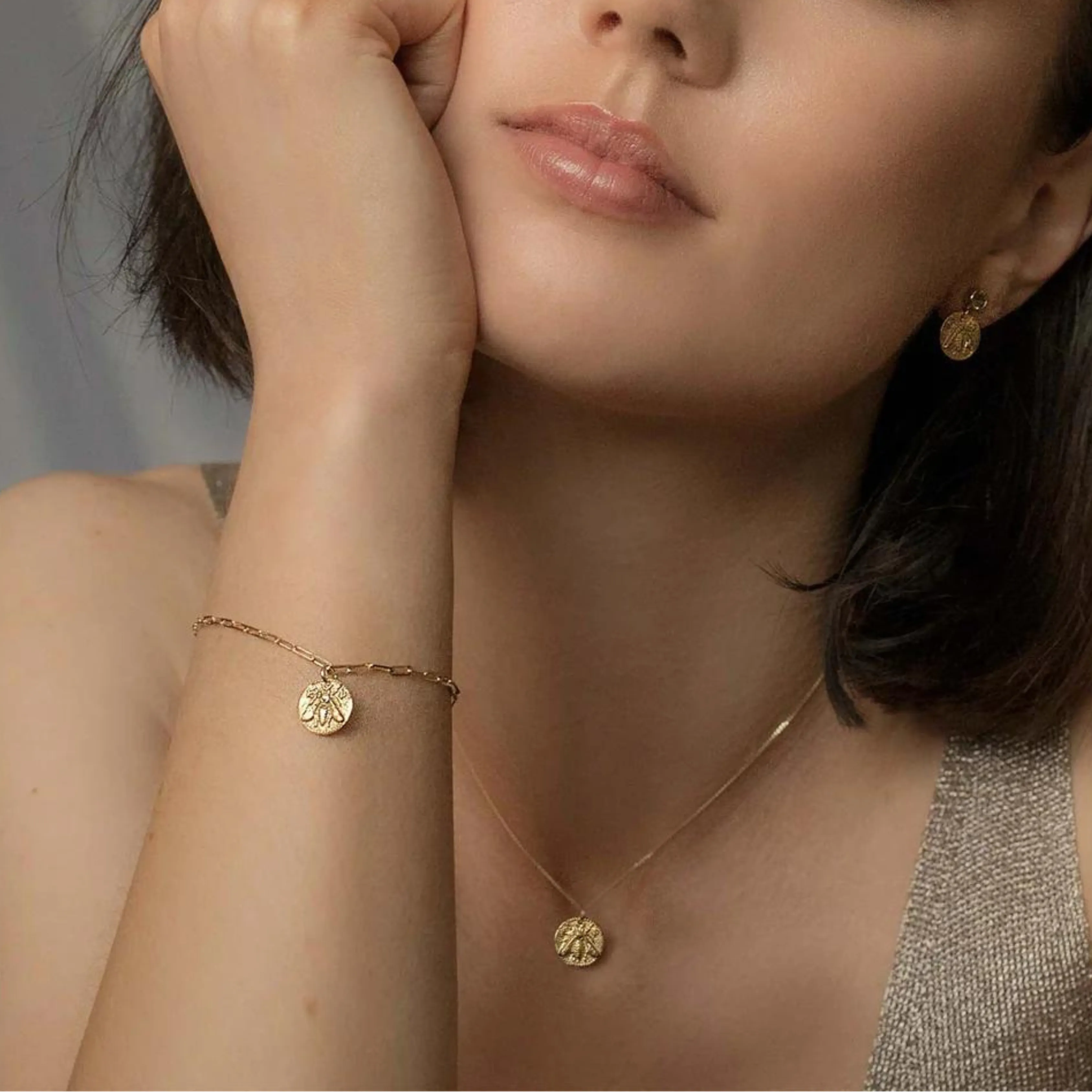 Queen Bee Necklace Gold